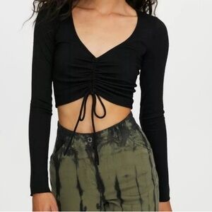 Aritzia - Black long sleeve ribbed ruched crop top